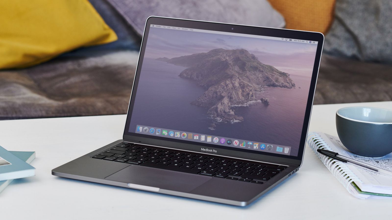 MacBook Pro 2020 MYD82 vẫn giữ nguyên thiết kế trang trọng vượt thời gian