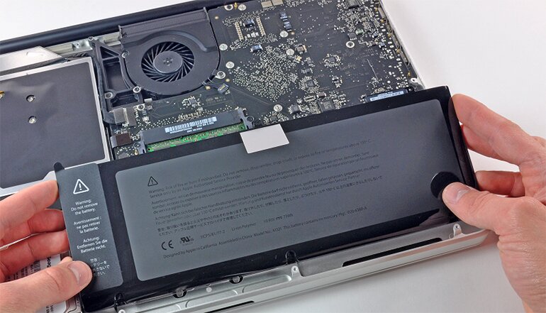 MacBook được trang bị khối pin lithium hiện đại và tối tân cho phép vừa sạc và dùng hiệu quả