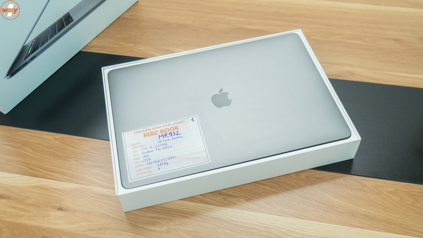MacBook Pro 2018 15 inch có thể chạy liên tục hơn 10 giờ với độ sáng 150 nits